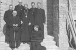 Stepinac sa svećenicima prigodom blagoslova novoga Karmela bosonogih karmelićanki u Brezovici 15. travnja 1944.
